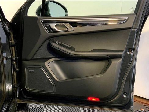 Certified 2025 Porsche Macan image 26