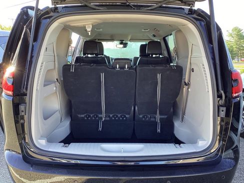 Used 2024 Chrysler Pacifica Touring-L FWD image 14