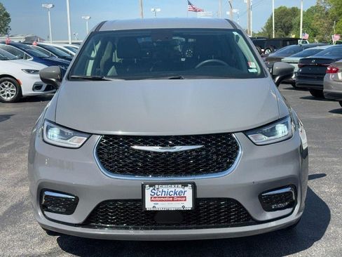 Used 2023 Chrysler Pacifica Touring-L FWD image 10