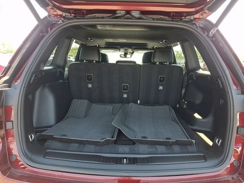 Used 2024 Jeep Grand Cherokee Altitude AWD/4WD image 28