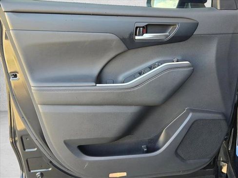Used 2023 Toyota Highlander XLE FWD image 8
