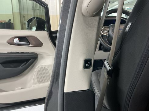 Used 2019 Chrysler Pacifica Touring Plus w/ Tire & Wheel Group FWD image 25