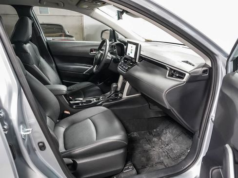Certified 2025 Toyota Corolla Cross XLE FWD image 17