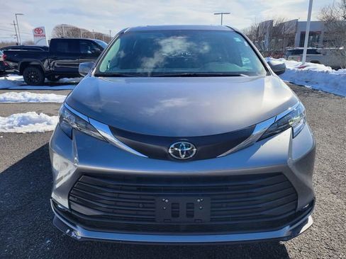 New 2026 Toyota Sienna XLE AWD/4WD image 11