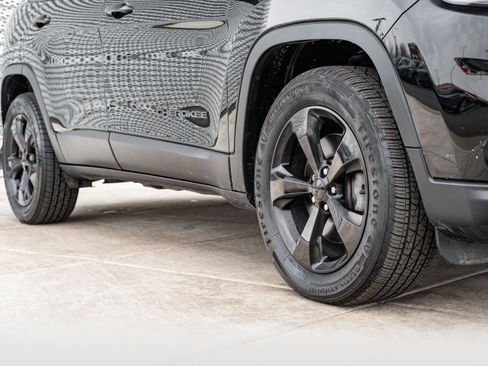 Used 2019 Jeep Cherokee Latitude Plus image 29