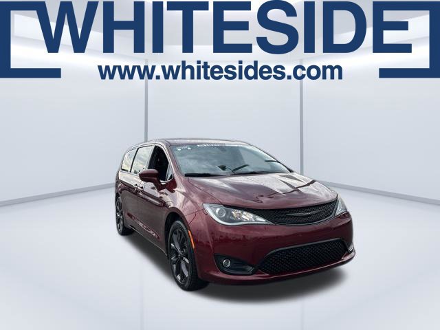 Used 2020 Chrysler Pacifica Touring w/ S Appearance Package FWD image 1
