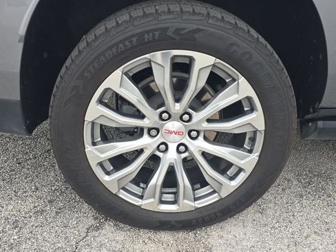 Used 2021 GMC Yukon XL Denali w/ Denali Premium Package image 10