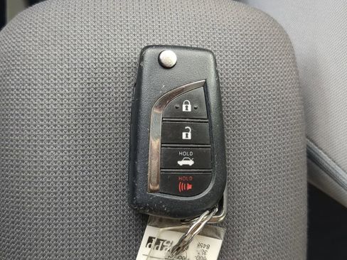 Used 2020 Toyota Corolla LE image 32