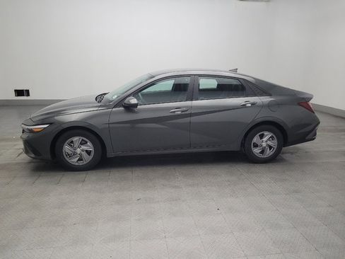 Used 2024 Hyundai Elantra SE FWD image 2