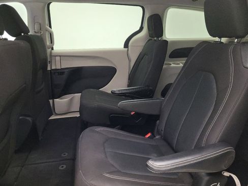 Used 2022 Chrysler Voyager LX FWD image 18