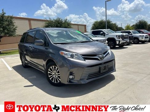 Used 2019 Toyota Sienna XLE w/ XLE Navigation Package FWD image 1