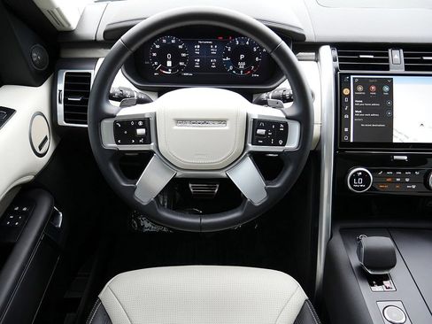 Used 2025 Land Rover Discovery Metropolitan Edition AWD/4WD image 20