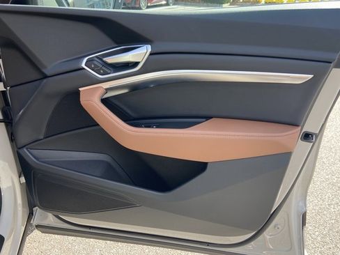 Used 2022 Audi e-tron Premium w/ Convenience Plus Package image 24