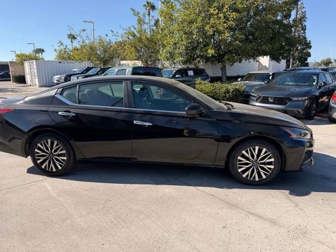 Used 2025 Nissan Altima 2.5 SV FWD image 6