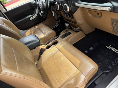 Used 2011 Jeep Wrangler Sahara w/ Connectivity Group AWD/4WD image 11