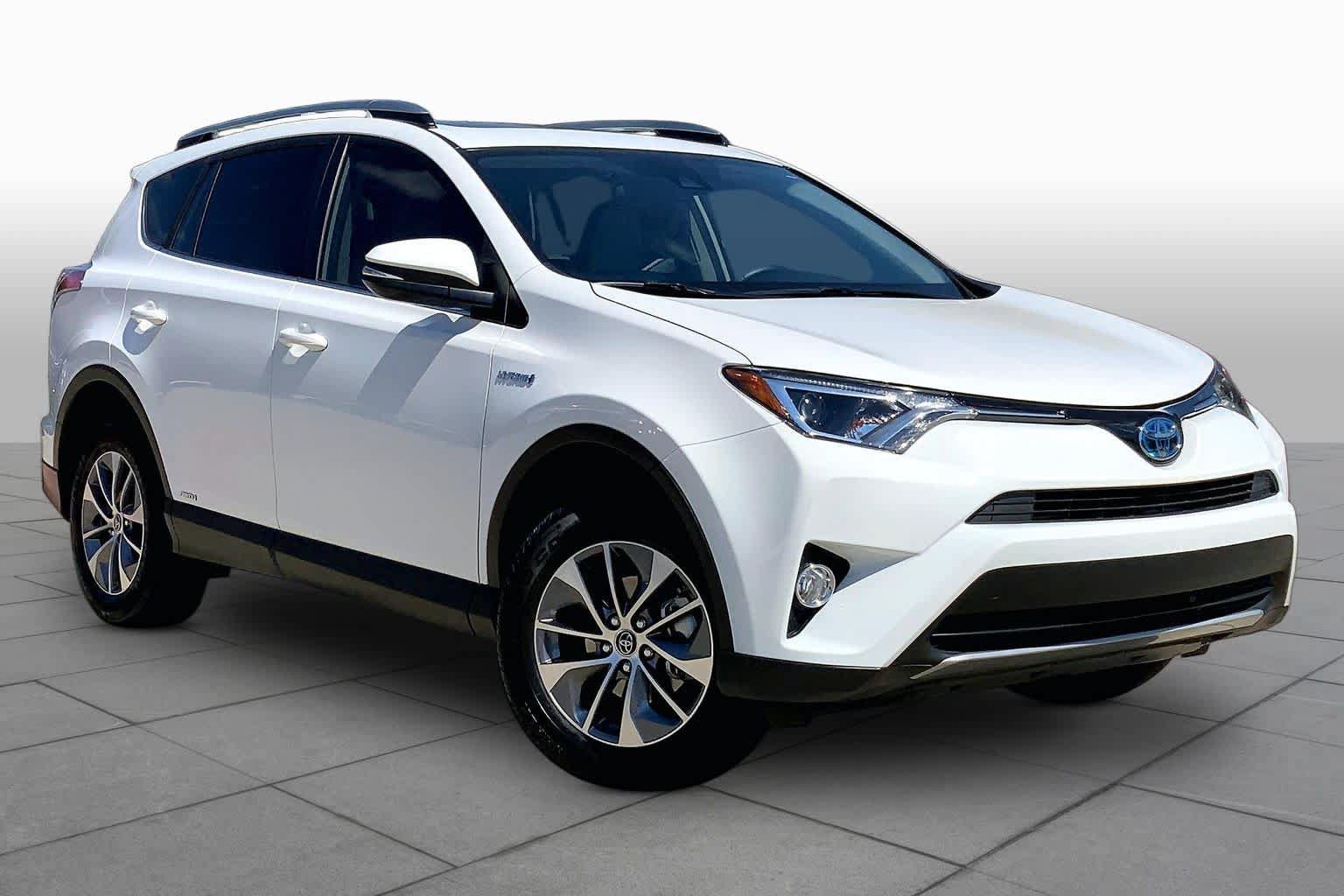 Used 2017 Toyota RAV4 XLE AWD/4WD image 3