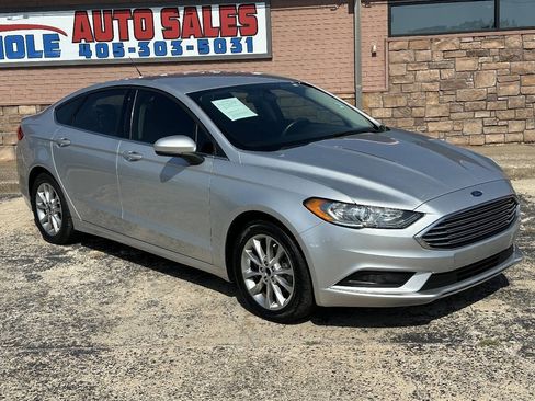 Used 2017 Ford Fusion SE w/ Fusion SE Technology Package FWD image 2
