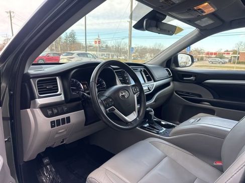 Used 2018 Toyota Highlander XLE image 9
