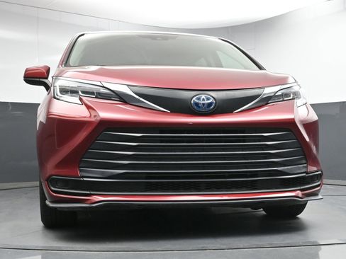 Used 2021 Toyota Sienna LE image 24