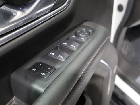 Used 2021 GMC Yukon XL SLT w/ SLT Premium Package image 15