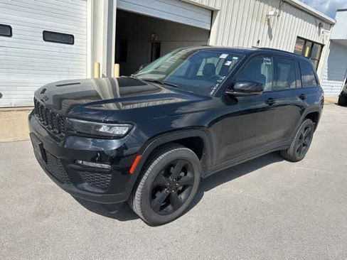 Used 2023 Jeep Grand Cherokee Limited w/ Black Appearance Package AWD/4WD image 2