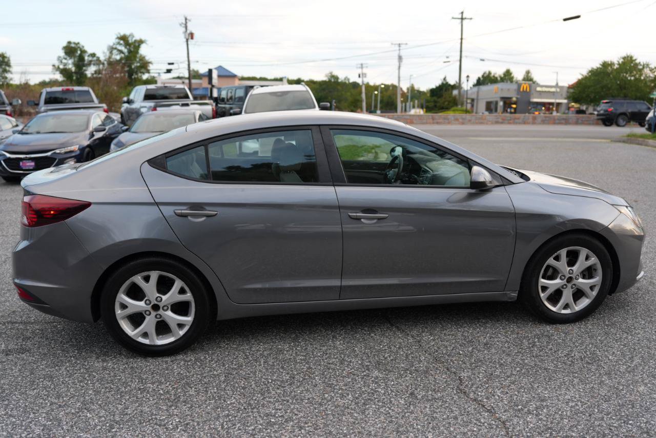 Used 2019 Hyundai Elantra SE FWD image 4