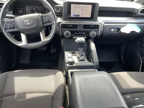 Used 2025 Toyota 4Runner SR5 AWD/4WD image 17