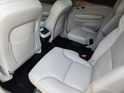 Used 2021 Volvo XC90 T6 Momentum w/ Protection Package Premier image 41