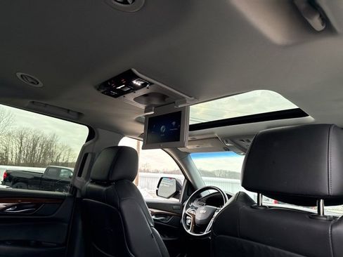 Used 2019 Cadillac Escalade ESV Premium Luxury image 3