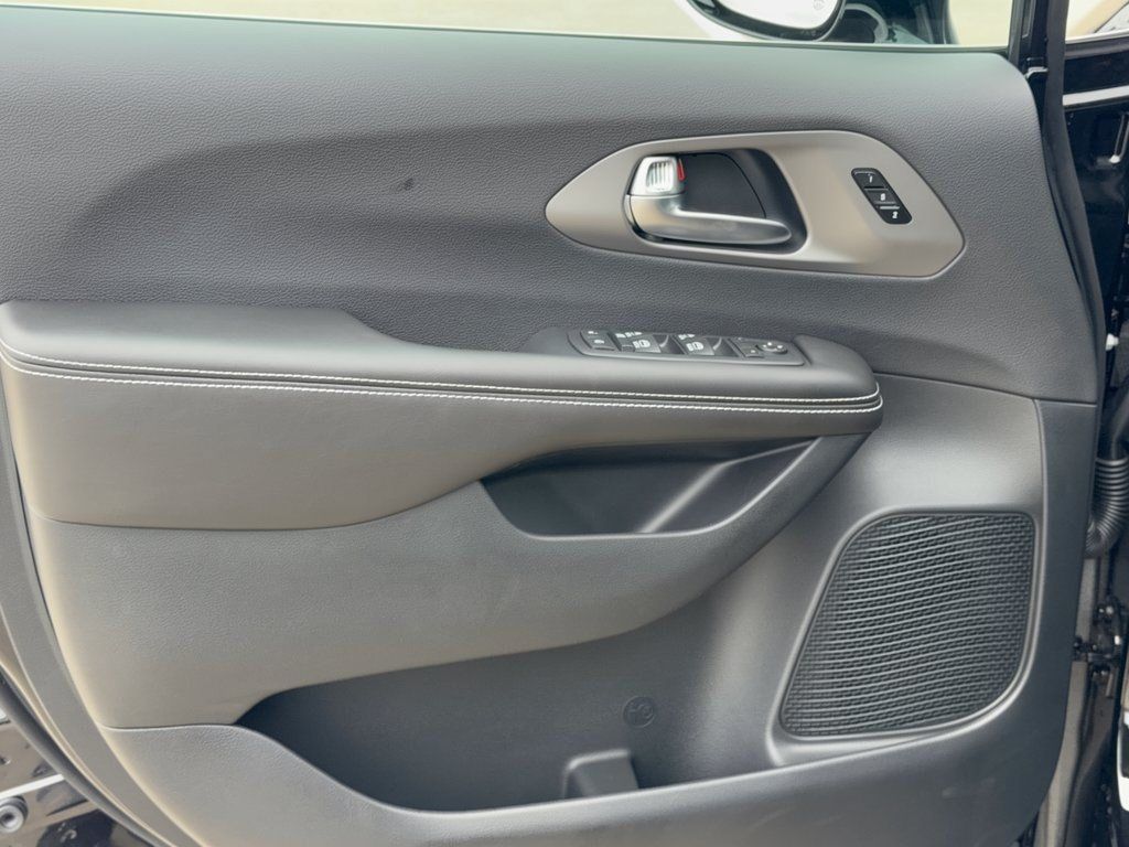 New 2027 Chrysler Pacifica Select FWD image 14
