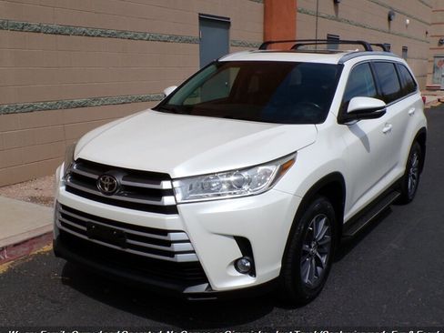 Used 2019 Toyota Highlander XLE image 3