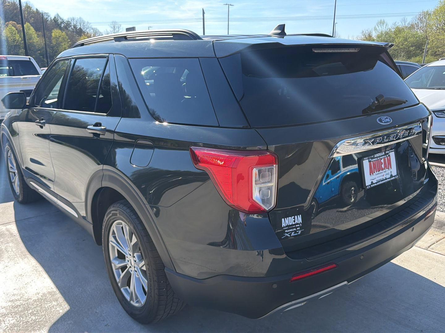 Used 2022 Ford Explorer XLT w/ Equipment Group 202A AWD/4WD image 5