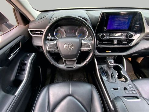 Used 2023 Toyota Highlander XLE AWD/4WD image 6