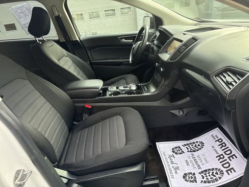 Used 2020 Ford Edge SE image 12
