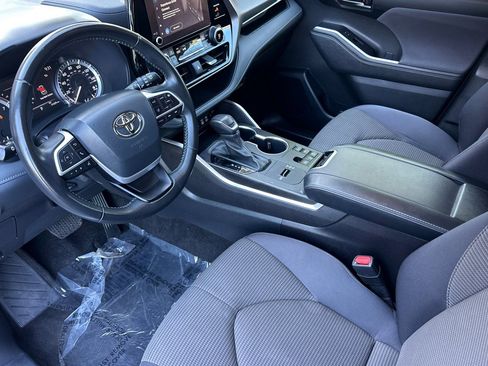 Used 2023 Toyota Highlander LE FWD image 9