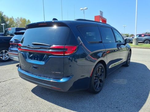 Used 2025 Chrysler Pacifica Limited FWD image 2