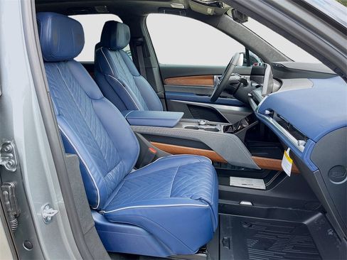 New 2026 Cadillac Vistiq Premium Luxury w/ LPO, Floor Liner Package image 33