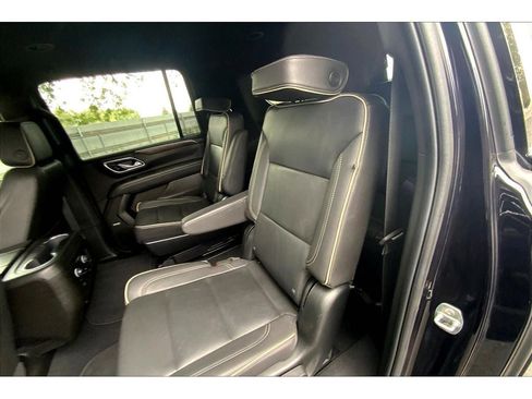 Used 2023 Chevrolet Suburban Premier image 26