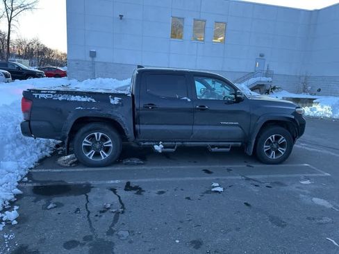 Used 2019 Toyota Tacoma TRD Sport image 10