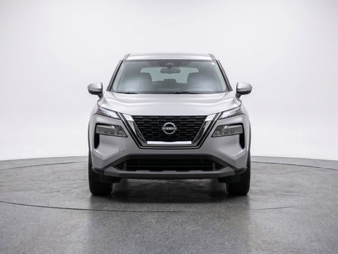 Used 2025 Nissan Rogue SV FWD image 2