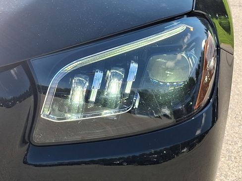 Used 2023 Mercedes-Benz GLS 450 4MATIC image 9