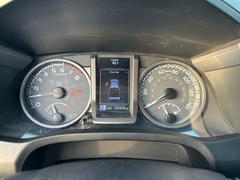 Used 2016 Toyota Tacoma TRD Sport image 15