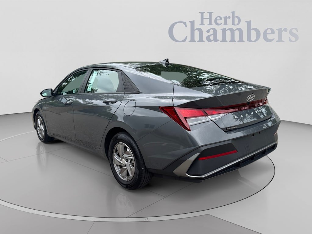 Used 2025 Hyundai Elantra SE FWD image 3