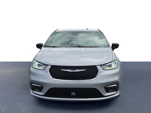 Used 2024 Chrysler Pacifica Limited FWD image 2