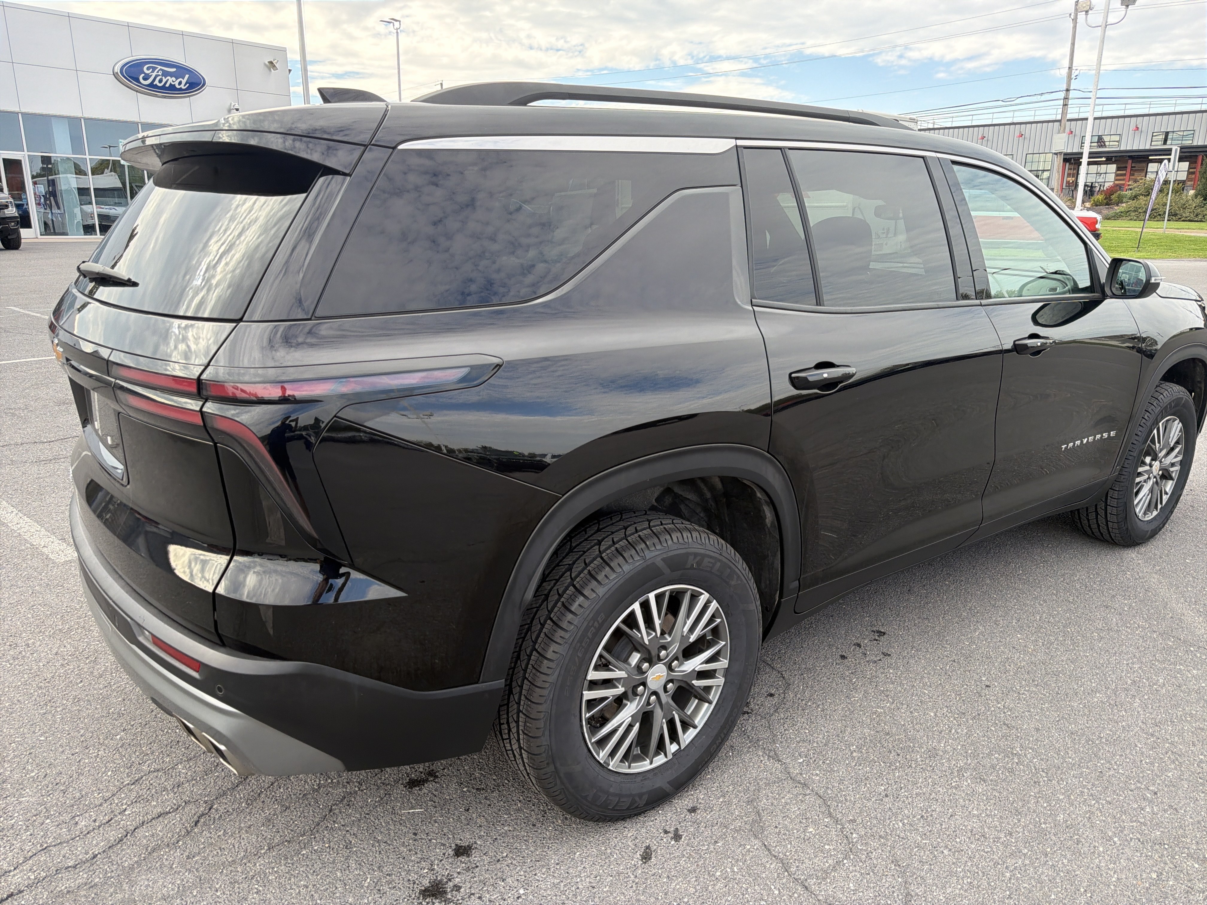 Used 2025 Chevrolet Traverse LT AWD/4WD image 3
