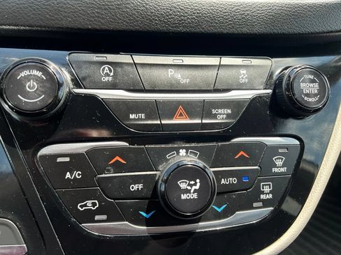Used 2019 Chrysler Pacifica Touring Plus w/ Cold Weather Group FWD image 36