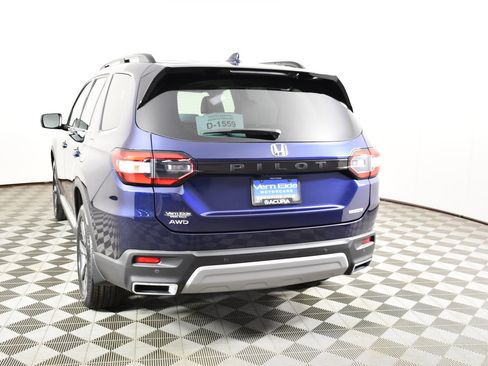 Used 2025 Honda Pilot Touring image 7