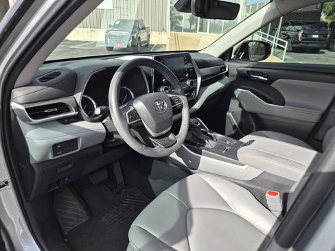 Used 2022 Toyota Highlander XLE FWD image 9