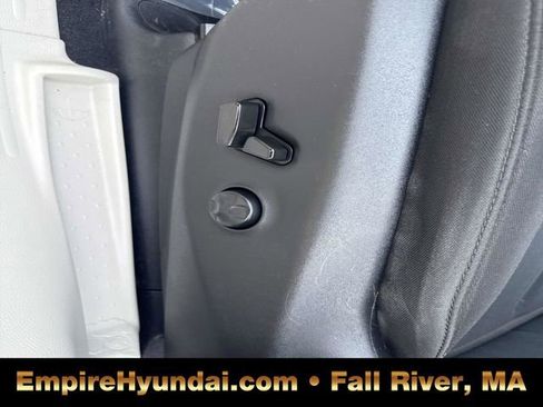 Used 2022 Chrysler Voyager LX FWD image 18