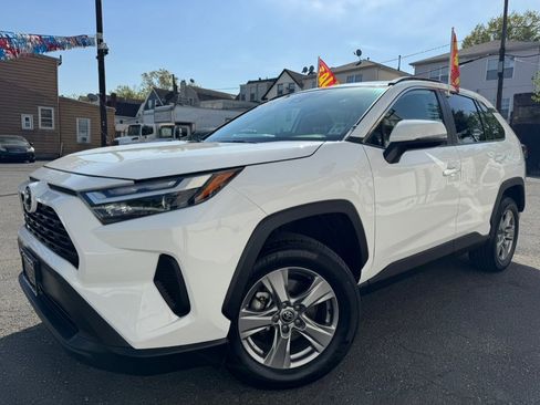 Used 2025 Toyota RAV4 XLE AWD/4WD image 2